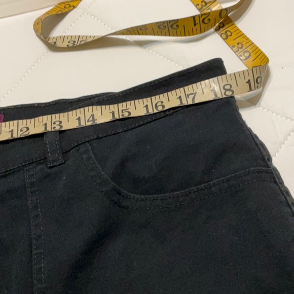 Gloria Vanderbilt Black Capri - Picture 7 of 10